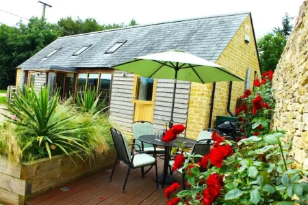 Secluded Cotswold Retreat with views