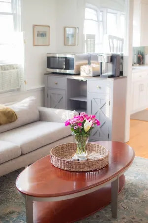 Lordship Charmer HAS IT ALL! Comfortable stay, accessible, family friendly!