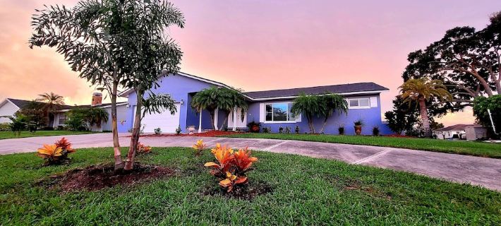 Seaside Oasis! Dog-Friendly, Waterfront, Private Dock, Saltwater Pool & Spa, Hotels in Apollo Beach
