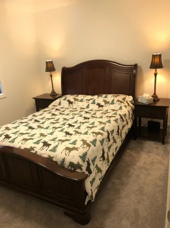 Remodeled house w/garage and hot tub; quiet suburb, in town Отели рядом с достопримечательностью «Заказник Френдс оф Кримерс Филд эт Кримерс Филд Мигратори Уотерфоул»