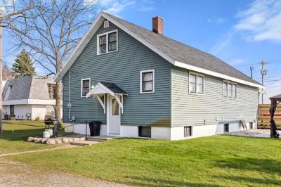 Kaiser House Sleeps 8, Traverse City 3 minutes away!  Pet friendly Hotels near DeYoung Natural Area