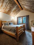 Knotty Lodge – Rustic Charm + Modern Comfort Near Mt. Baker, Hot Tub, WiFi - Homestays