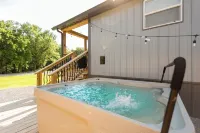 NEW HOT TUB Cozy Cabin Cumberland River near Lake Cumberland~Firepit~New build