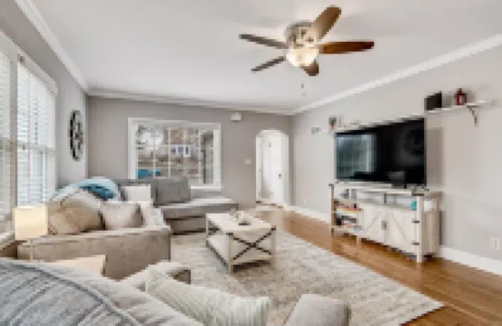 Dog-Friendly 5Br Near Uwl and Downtown w/ Fire Pit & Fenced Yard