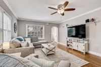 Spacious & Immaculate Dog-Friendly Gem, Near UWL, Washer/Dryer & Fire Pit! Hotels in La Crosse