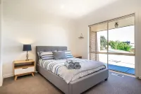 Mt Martha Delight: 6 bedroom, putting green, pool & spa, pool table