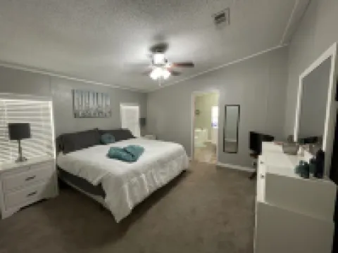 Cave Divers Spring Escape, Sleeps 8+, Private Patio, Fire Pit, Spacious Kitchen