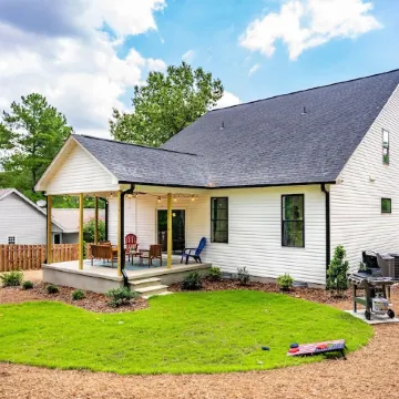 New Build! 5 Bedrooms & 3.5 Baths! 5 Minutes to Golf and the Village