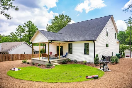 New Build! 5 Bedrooms & 3.5 Baths! 5 Minutes to Golf and the Village