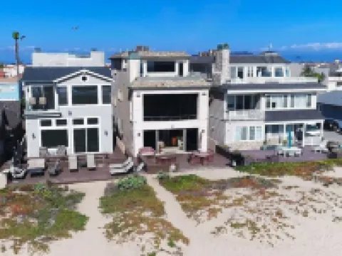 ON THE SAND! Beachfront Huntington Beach 3bd home! Walk out of house on sand!! Hotels in Sunset Beach