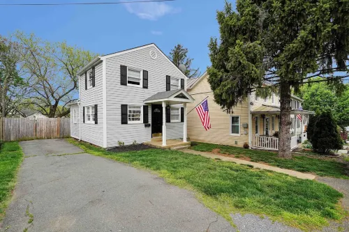 Quaint Royal Cottage @ Historic Leesburg