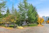 NEW Lux Bellevue 2BD 2BA Condo - Free Parking