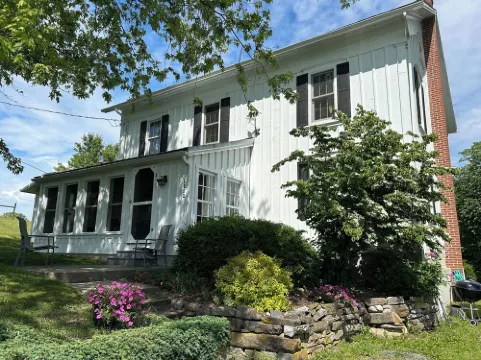 4-bedroom farm house in Coburn with WiFi on beautiful 100 acre.