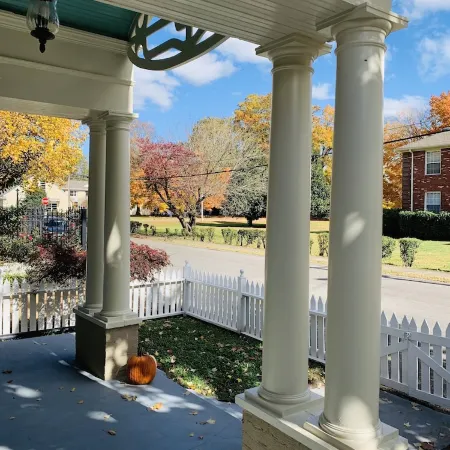 Picket Fence Cottage~ walk to MTSU and the downtown square!