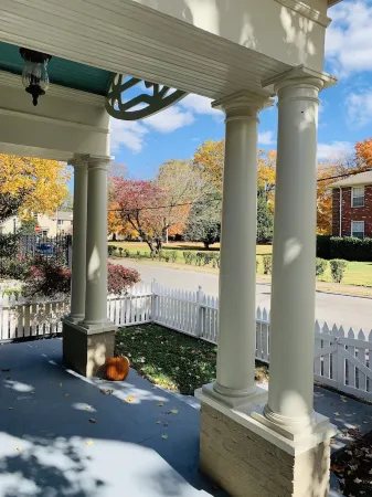 Picket Fence Cottage~ walk to MTSU and the downtown square! Отели рядом с достопримечательностью «The Ascent»