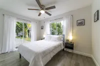 TROPICAL HAVEN w PRIVATE HEATED POOL central to many BEACHES and more! Walmart Supercenter附近的飯店