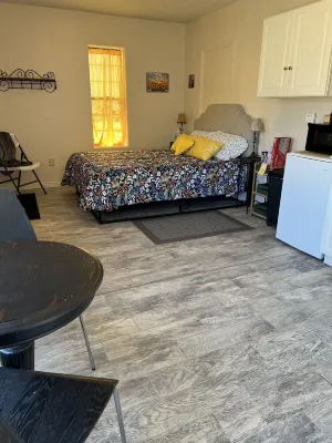 Clean, cozy studio nestled in the Grand -Staircase, near the Parks