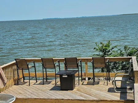 Toledo, lakeside home 3 bdrm sleep 7 on Lake Erie with 4 decksto choose from. Отели в г. Lucas County