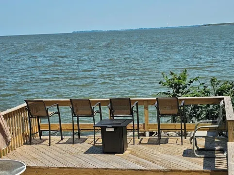 Toledo, lakeside home 3 bdrm sleep 7 on Lake Erie with 4 decksto choose from.