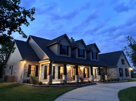 Countryside Serene Sunset Ranch: 50-acre luxury retreat, Hot tub, sleeps 10!