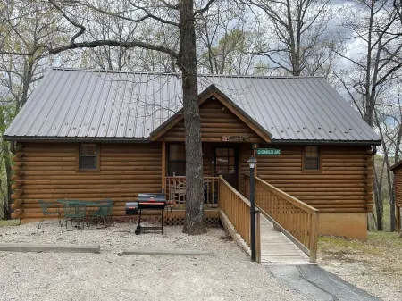Great Outdoors Cabin - Screened Porch. 10 Min to Branson-10 Min to SDC