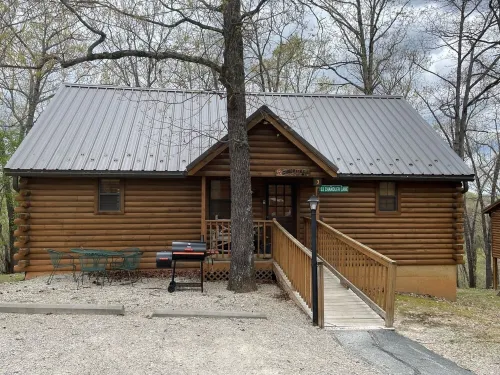 Great Outdoors Cabin - Screened Porch. 10 Min to Branson-10 Min to SDC