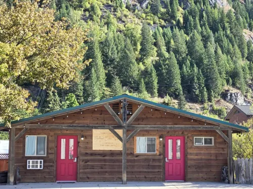 Majestic Mountain Paradise on the Mighty Columbia River
