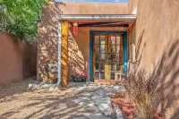 Private 2bd Adobe in the heart of Santa Fe St. Francis Cathedral 주변 호텔