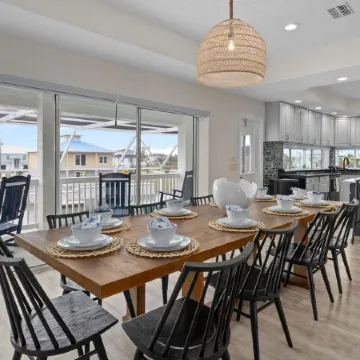 Water Front/ Free Heated Salt Water Pool/Game Room/Amenities Galore