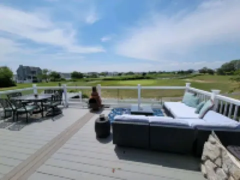 HOT TUB & Bicycles - Walking distance to the BEACH, bay, restaurants, & shopping