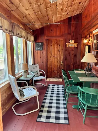 Cozy Lakeside Duplex Cabin on Moosehead, 10-min walk to Downtown Greenville