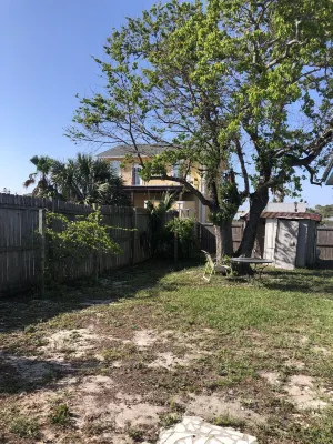 Peaceful, close to water attractions & Fishing Public Beach Access #3 PCB., Fl.附近的飯店