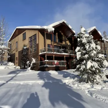 Weekly Discounts! Whitefish Mountain Ski Resort ski in ski out, Luxury Townhouse