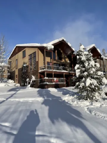 Weekly Discounts! Whitefish Mountain Ski Resort ski in ski out, Luxury Townhouse