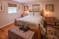 THE OWL HOUSE: 2000 sq ft 2 floor private home 2.5 to Downtown Boone!