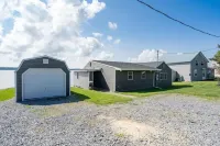 Black Bay Chalet- Lake Front Home with Magnificent Views 이스트 엔드 워터프런트 파크 & 보트 론치 주변 호텔