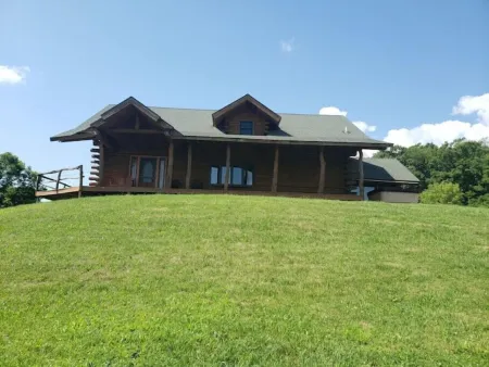 Larsen Rustic Secluded Log Cabin W/Outdoor Hot Tub