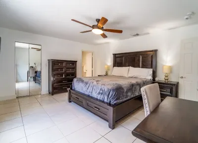 Grey Manor – Spacious 3Br/2BA Hallandale Home, Heated Pool & Smart Amenities