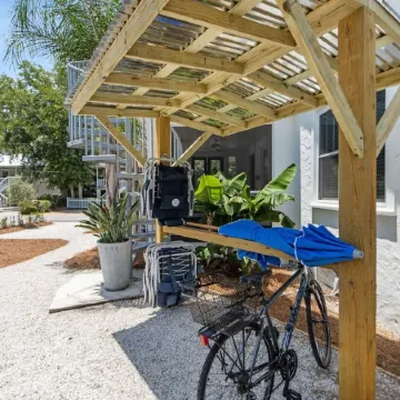 Historic Beach Cottage / Steps to Beach & Dining