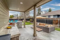 Stunning and spacious retreat w/ Heated pool and hot tub