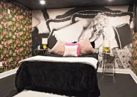 Luxurious 5-Bedroom Lakeside Retreat with Hot Tub, Fire Pit and Dolly Room