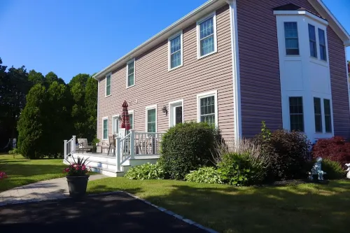 The Beach House: 8 min walk to Misquamicut, sleeps 5, beach parking/walk on pass Hotels in Westerly