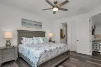 Beautiful 4 Bedroom/3 Bath Home w/Private Pool,40 ft. Dock Near Sombrero Beach!