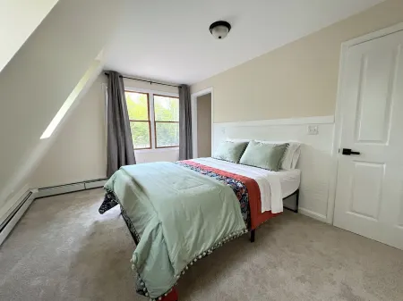 Expansive Retreat - All-Season Contemporary Farmhouse  [Lakes & Mountains] Отели в г. Гаррисон