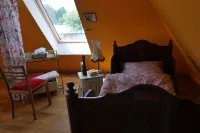 Small villa in the wild garden فنادق في Gummersbach