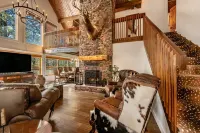 Luxury Furnishings and Amenities at the Hummingbird Chalet-Country Club Location