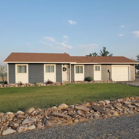 High Desert Haven - A Beautiful 3 Bedroom Home with Optional RV Hookup!