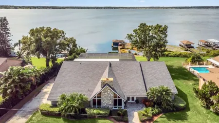 Luxurious lakefront/pool home near theme parks in Florida