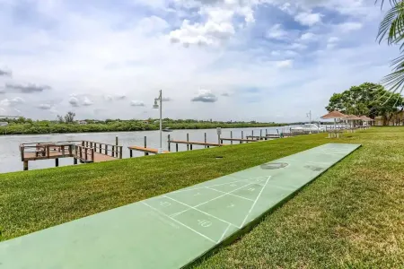 🌴Bayfront Indian Shores Suite with Resort Perks! 🐬🏝️ Отели рядом с достопримечательностью «Тики Гарденс - Индиан-Шорс Бич Аксесс»