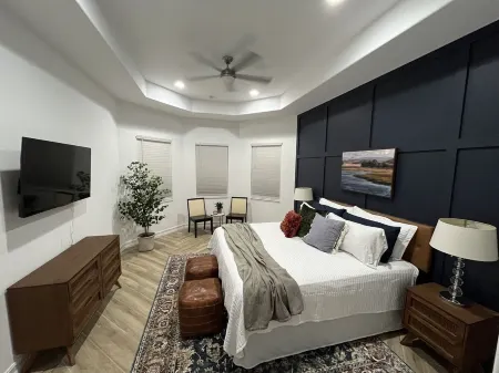 Newly Remodeled Gated Resort Community Home Minutes to Beaches & 5th In Naples